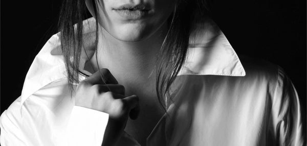 Weiße Bluse von Katharina Hovman an Model in schwarz/weiß