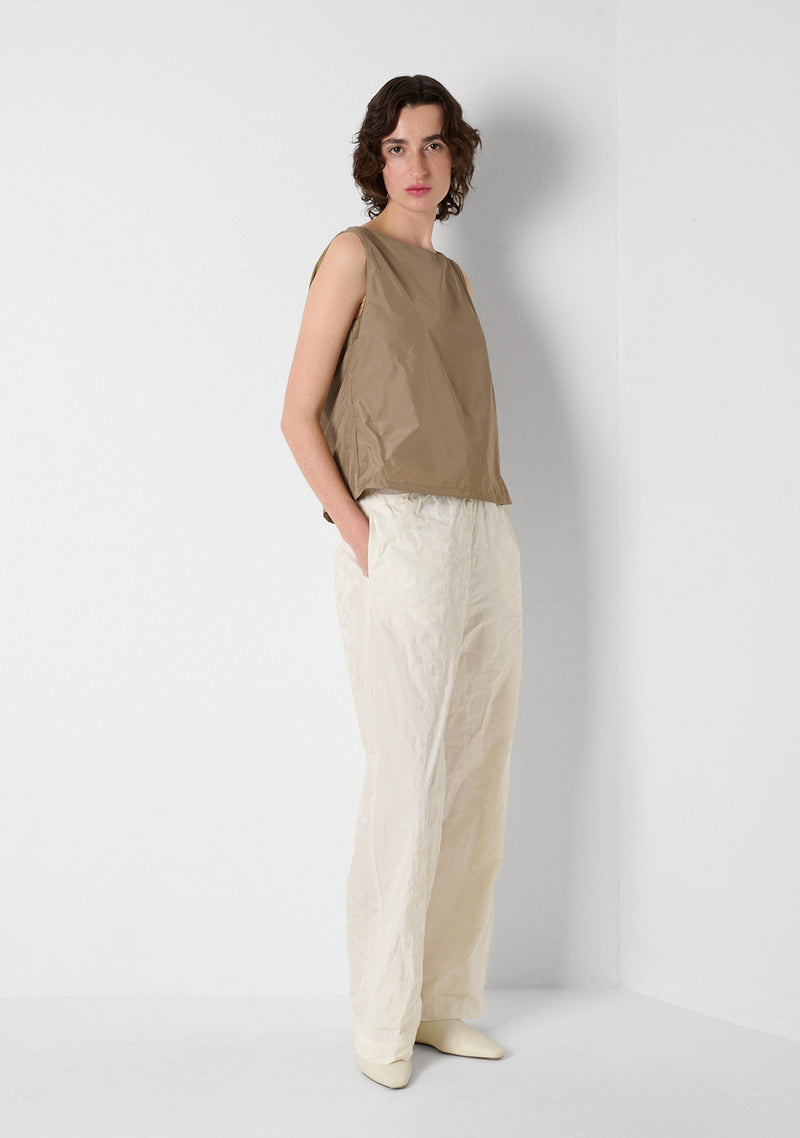 Loose Pants, Relief, crema