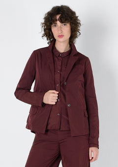 Kastanienfarbener kurzer Blazer, mit einem aufstellbaren Revers, Pattentaschen und Druckknöpfen
