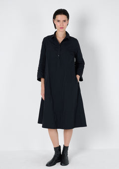 Schwarzfarbenes Kleid, mit einer A-Silhouette, einer halben Knopfleiste, Taschen in der Seitennaht und dreiviertel Ärmeln