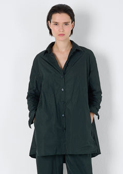 Detaillanischt einer petrolfarbenen Bluse, im Oversized fit, mit offenem Kragen