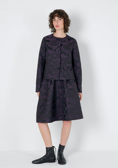 Pflaumnenfarbenes Jäckchen, mit rundem Kragen und einem leicht erhabene, floralen Jacquard Blumenmuster. Lässt sich mit Druckknöpfen schließen und hat lange, offene Ärmel