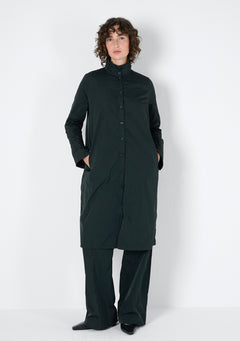 Dunkelgrünes, durchgeknöpftes Kleid, mit Stehkragen und Schlitzen an den Ärmeln