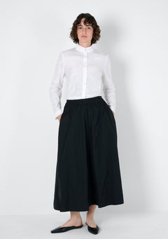 Schwarzfarbener Rock, im oversize Fit mit einem breitem Gummibund und Nahttaschen