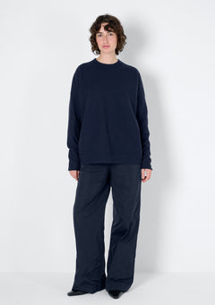 Dunkelblauer Oversized Pulli, mit einem Rundhalsausschnitt, eng zulaufenden Ärmeln und einem Bündchen im Saum
